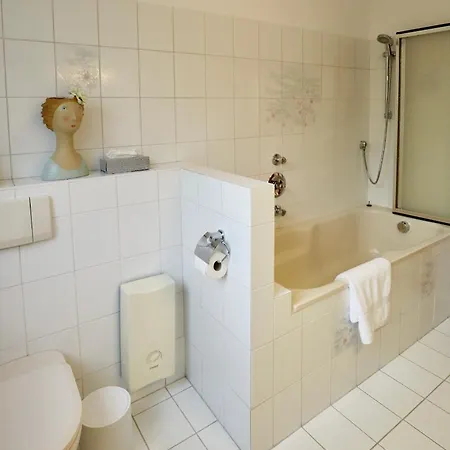 Boho Apartment: Netflix + Balcony + Bathtub