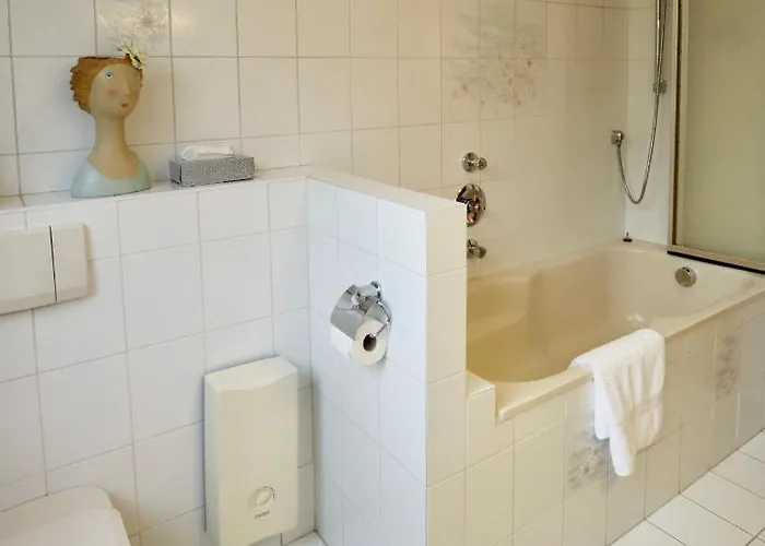 Boho Apartment: Netflix + Balcony + Bathtub